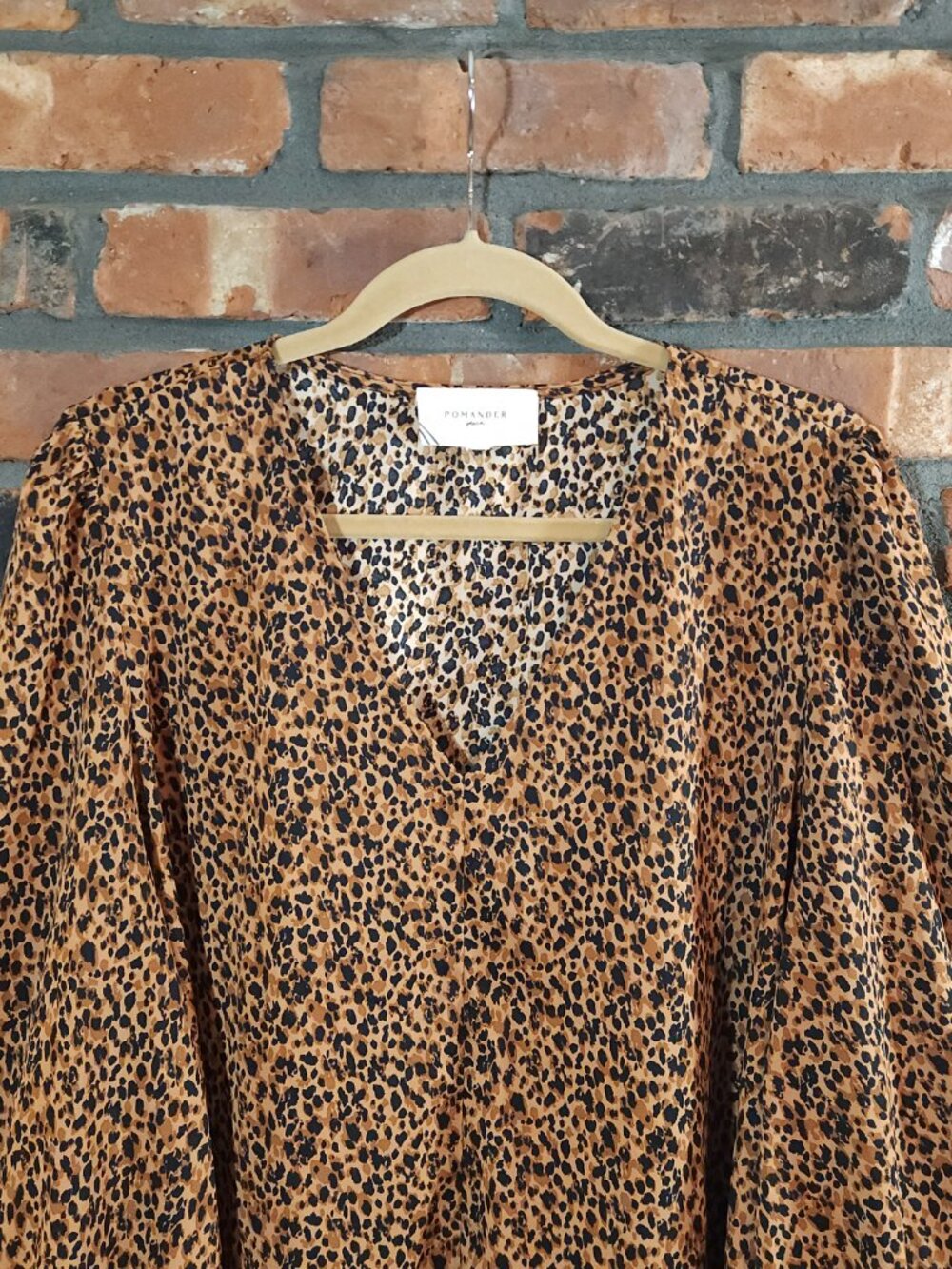 Tuckernuck Pomander Place Hollis Leopard Print Relaxed V-Neck Top Women's XXL - Picture 3 of 8